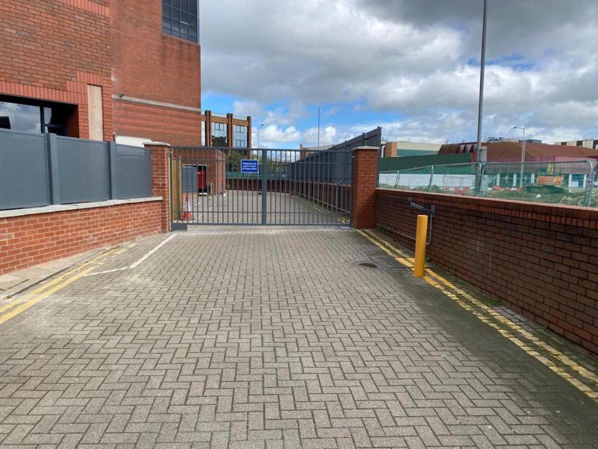 Central 2 Bed Newly Built Duplex Penthouse With Free Gated, On-Site Parking, Lift Access, Self Check-In, Super Fast Wifi, Two Cathedral View Terraces & Sleeps 6 Peterborough Exteriör bild