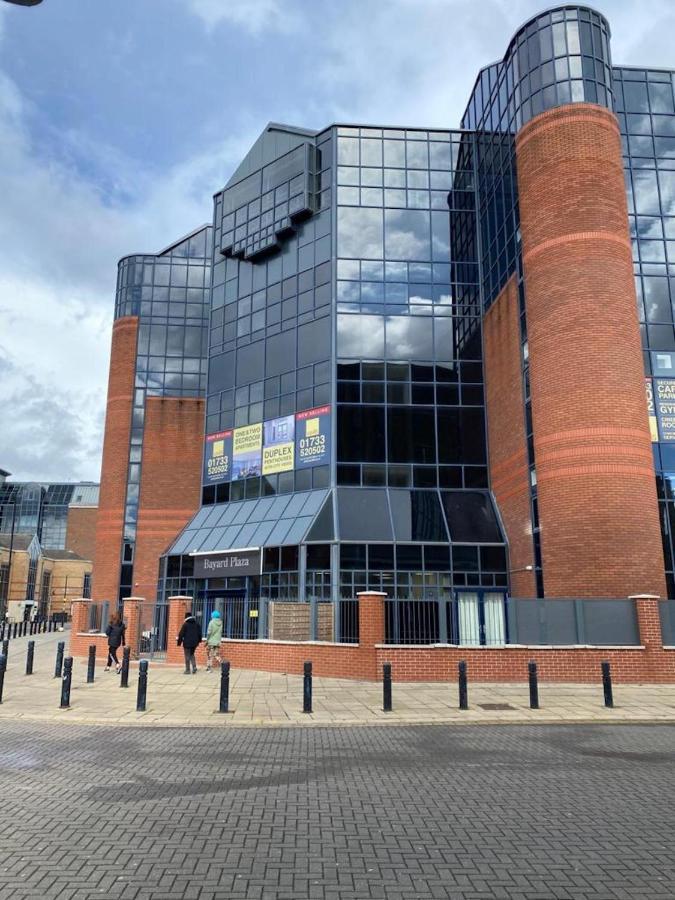 Central 2 Bed Newly Built Duplex Penthouse With Free Gated, On-Site Parking, Lift Access, Self Check-In, Super Fast Wifi, Two Cathedral View Terraces & Sleeps 6 Peterborough Exteriör bild